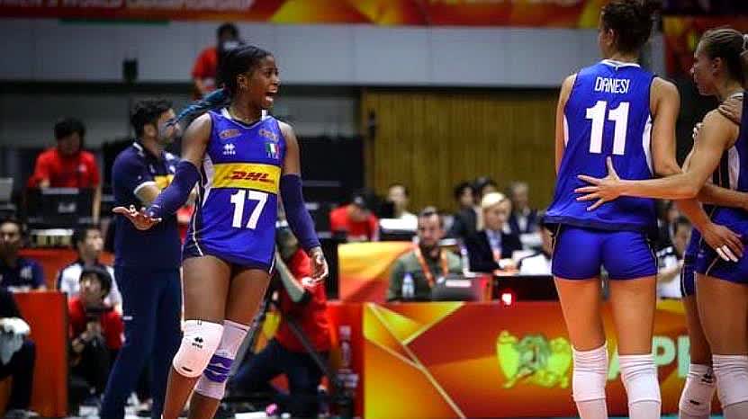  网坛姐妹花同日出战，姐姐胜妹妹上演温情德比