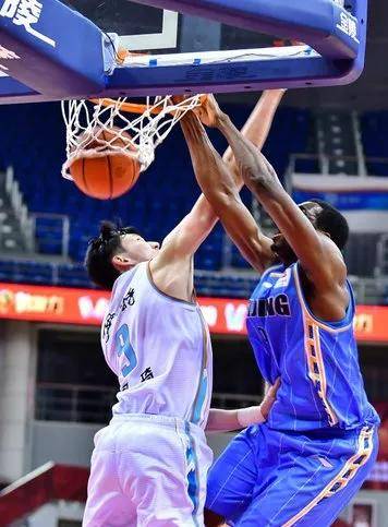  内线绞肉机对抗激烈篮板争夺白热化