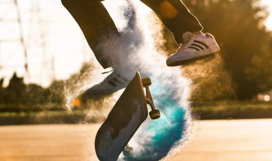  知名运动品牌推出限量款，联名设计师打造战袍