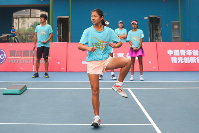  网球进校园活动启动，专业教练指导少年基础训练  