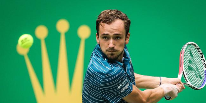  梅德韦杰夫硬地称王，上海劳力士大师赛折桂